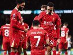 Luis-Diaz-melap-sepatu-rekannya-di-liverpool-Cody-Gakpo-usai-mencetak-gol.jpg