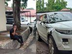 M-ZAKARIAsopir-mobil-mewah-berada-di-lingkungan-Unit-Laka-Polres-Tala.jpg