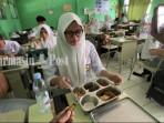 MAKAN-BERGIZI-GRATIS-Ilustrasi-peserta-didik-di-SDN-1-Bukit-Tunggal-me1.jpg