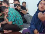 MARIA-ULFAH-orangtua-korban-berkaca-kaca-menceritakan-kondisi-anaknya.jpg