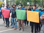 Mahasiswa-di-Banjarmasin-turun-ke-jalan-menggelar-unjuk-rasa-menuntut-harga-minyak-goreng-turun.jpg