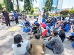 Mahasiswa-orasi-di-depan-kantor-DPRD-Provinsi-Kalimantan-Selatan-Kamis-310320222.jpg