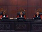 Majelis-Hakim-MK-saat-memimpin-sidang-sengketa-PHPU-DPR.jpg