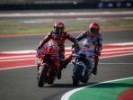 Marc-Marquez-Dorong-motor-Pecco-Bagnaia.jpg