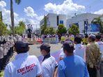 Massa-berunjuk-rasa-di-depan-Kantor-Bupati-Barito-Kuala-Batola-Selasa-20122022.jpg