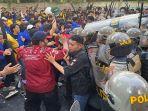 Massa-dan-polisi-bentrok-dalam-aksi-Kawal-Putusan-MK-di-Banjarmasin.jpg