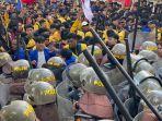 Massa-dan-polisi-bentrok-dalam-aksi-Kawal-Putusan-MK-ss.jpg