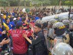 Massa-dengan-aparat-saling-dorong-dalam-aksi-Kawal-Putusan-Mahkamah-Konstitusiss.jpg