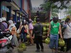 Masyarakat-membeli-gas-saat-pelaksanaan-pasar-murah.jpg