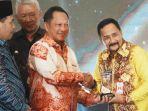 Mendagri-HM-Tito-Karnavian-menyerahkan-penghargaan-kepada-Pj-Bupati-Tala-H-Syamsir-Rahman.jpg