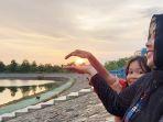 Mengabadikan-matahari-terbenam-di-dekat-objek-wisata-embung-Kebun-Raya-Banua-kalsel-13112023.jpg