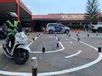 Mengenakan-rompi-khusus-dengan-mengendarai-sepeda-motor-matik-milik-sendiri-12.jpg