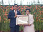 Menkumham-Yasonna-H-Laoly-beri-penghargaan-ke-Ketua-Dewan-Pengarah-BRIN-Megawati.jpg