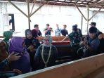 Menteri-PPPA-saat-melihat-proses-pembuatan-perahu-di-Desa-Pulau-Sewangi.jpg