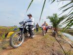 Menteri-Pertanian-Andi-Amran-Sulaiman-mengendarai-trail-di-Desa-Padang-tala-Kamis-16112023.jpg