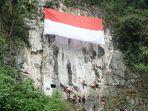 Merah-putih-berukuran-12x6-meter-suskes-dibentangkan-di-Tebing-Ampik.jpg