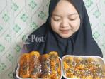 Mia-Maulidya-pemilik-Dimsum-Thiif-Banjarmasin-sedang-memperlihatkan-produk-varian-dimsum.jpg