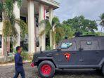 Mobil-Satbrimob-Polda-Kalimantan-Selatan-di-halaman-Pengadilan-Tipikor-Banjarmasin.jpg