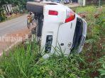 Mobil-Toyota-Yaris-terbalik-di-bahu-jalan-raya-arah-Batakan-1.jpg