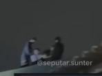 Momen-AS-berduel-dengan-warga-di-salah-satu-atap-rumah-ddd.jpg