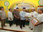 Mujiyat-menyerahkan-bantuan-saat-Safari-Ramadan-di-Desa-Jambu.jpg