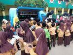Murid-SD-Negeri-2-Syamsudin-Noor-Banjarbaru-tampak-antusias-membaca.jpg