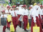 Murid-SD-di-Kabupaten-Hulu-Sungai-Selatan-HSS-Kalsel-mendapat-peralatan-sekolah-Senin-04122023.jpg