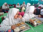 Murid-di-SDN-2-Semayap-menyantap-menu-MBG.jpg