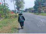 Musafir-Joko-Kendil-saat-berjalan-di-aspal.jpg