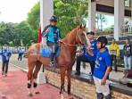 NAIK-KUDA-Bupati-Tabalong-HM-Noor-Rifani-menaikiSS.jpg