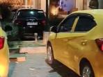 NOMER-SAMA-Dua-mobil-berwarna-kuning-mempunyai-pD.jpg