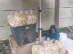 Nenek-Halimatus-berjualan-kerupuk-di-kawasan-Jl-RO-Ulin-Banjarbaru.jpg