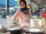 Nur-Aina-Perajin-Jajanan-Khas-Banjar-tengah-membuat-apam-batil.jpg