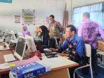 Operator-di-SMPN-32-Banjarmasin-input-data-pendaftar-saat-PPDB-jalur-zonasi-Kamis-15062023.jpg