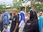 Orang-tua-korban-dan-warga-menyaksikan-reka-ulang-kasus-penganiayaan-kakak-1.jpg