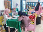 Orangtua-calon-siswa-saat-mendaftarkan-anaknya-sekolah-di-SD-Negeri-1-Teluk-Dalam-Banjarmasin.jpg