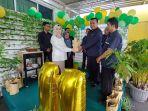 Owner-Montana-Syariah-Hotel-Dewi-Damayanti-Said-menyerahkan-bibit-pohon.jpg