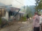 PADAMKAN-API-Warga-adan-polisi-berusaha-memadamkanD.jpg