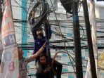 PASANG-KABEL-ilustrasi-Sejumlah-petugas-sambil-d.jpg