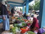PEDAGANG-sayuran-di-Pasar-Pelaihari-sibuk-melayani-pembeli-Minggu-93.jpg