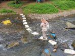 PELANCONG-menyeberangi-sungai-menapali-bantalan-buatan.jpg