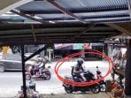 PENCURIAN-TABUNG-GAS-Tangkapan-layar-momen-detik-detik1.jpg