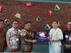 PENGHARGAAN-Bupati-HST-Samsul-Rizal-saat-terima-penghars.jpg