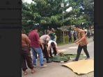 PETUGAS-bersama-warga-mengevakuasi-korban-laka-di-tikungan-Desa-Tajaupecah-Rabu-174-siang.jpg