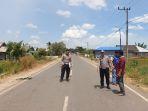 PETUGAS-kepolisian-melakukan-olah-TKP-lantas-di-jalan-poros-Kecamatan-Bumimakmur.jpg