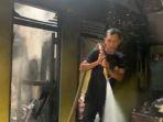 PETUGAS-pemadam-melakukan-pembasahan-di-rumah-yang-terbakar-di-Desa-Tirtajaya1.jpg