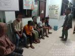 PETUGASSatpol-PP-dan-Damkar-Tala-menasihati-tujuh-muda-mudi-yang-diamankan.jpg