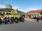 PETUGASkepolisian-berjaga-dan-mengatur-lalu-lintas-di-sekitar-Masjid-Annoor.jpg