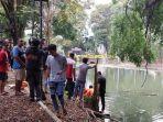 PETUGASmelakukan-evakuasi-jenazah-korban-dari-kolamdanau-buatan-Taman-Mina-Tirta4.jpg