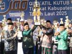 PIALA-Penyerahan-piala-bergilir-MQK-VIII-Tin.jpg